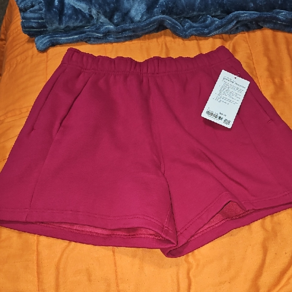 Lululemon Scuba High Rise Short 5"!! BRML, Berry Rumble!! Sz Large!!